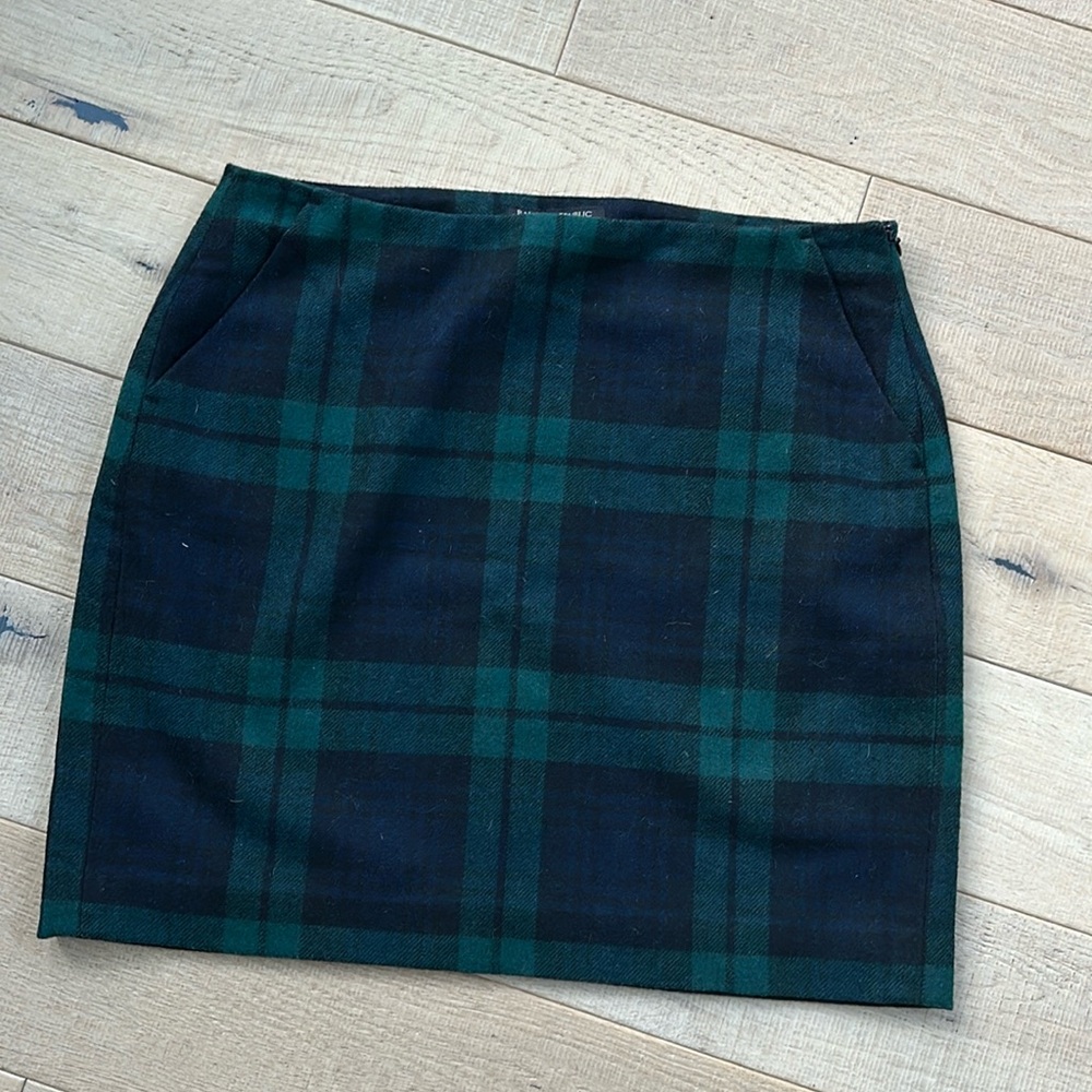 Banana republic  lined skirt. Polyester/wool
Zips on side.  Pockets